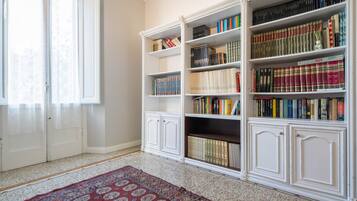 Apartamento Confort, 4 habitaciones | Sala de estar | Una televisión de pantalla plana