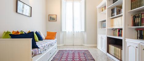 Comfort-lejlighed - 4 soveværelser | Opholdsområde | Fladskærms-tv