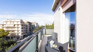 Habitación triple superior, balcón | Terraza o patio