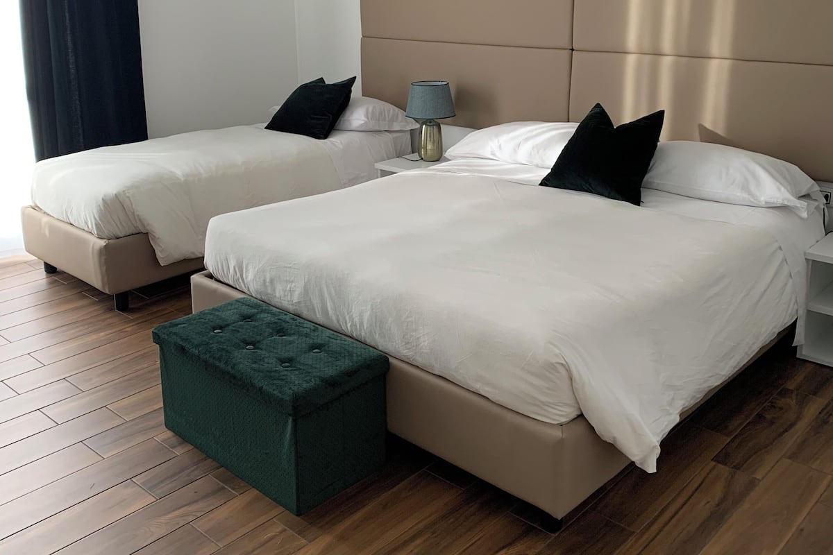Habitación triple superior, balcón | Ropa de cama de alta calidad, edredón y camas con efecto memoria