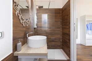 Superior Double Room, Balcony | Bathroom | Shower, hydromassage showerhead, hair dryer, bidet