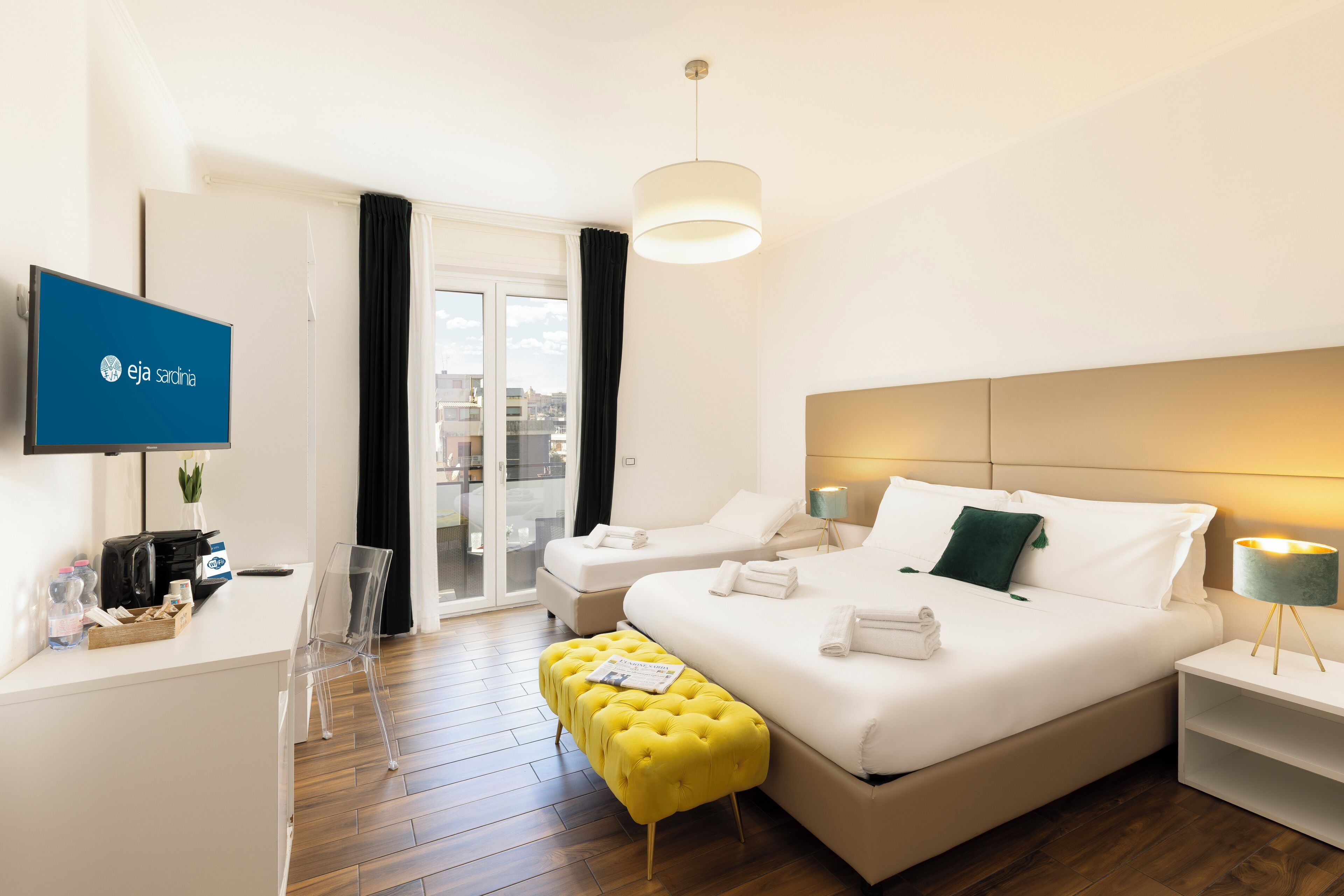 高級三人房, 陽台 | 高級寢具、羽絨被、記憶床墊、迷你吧