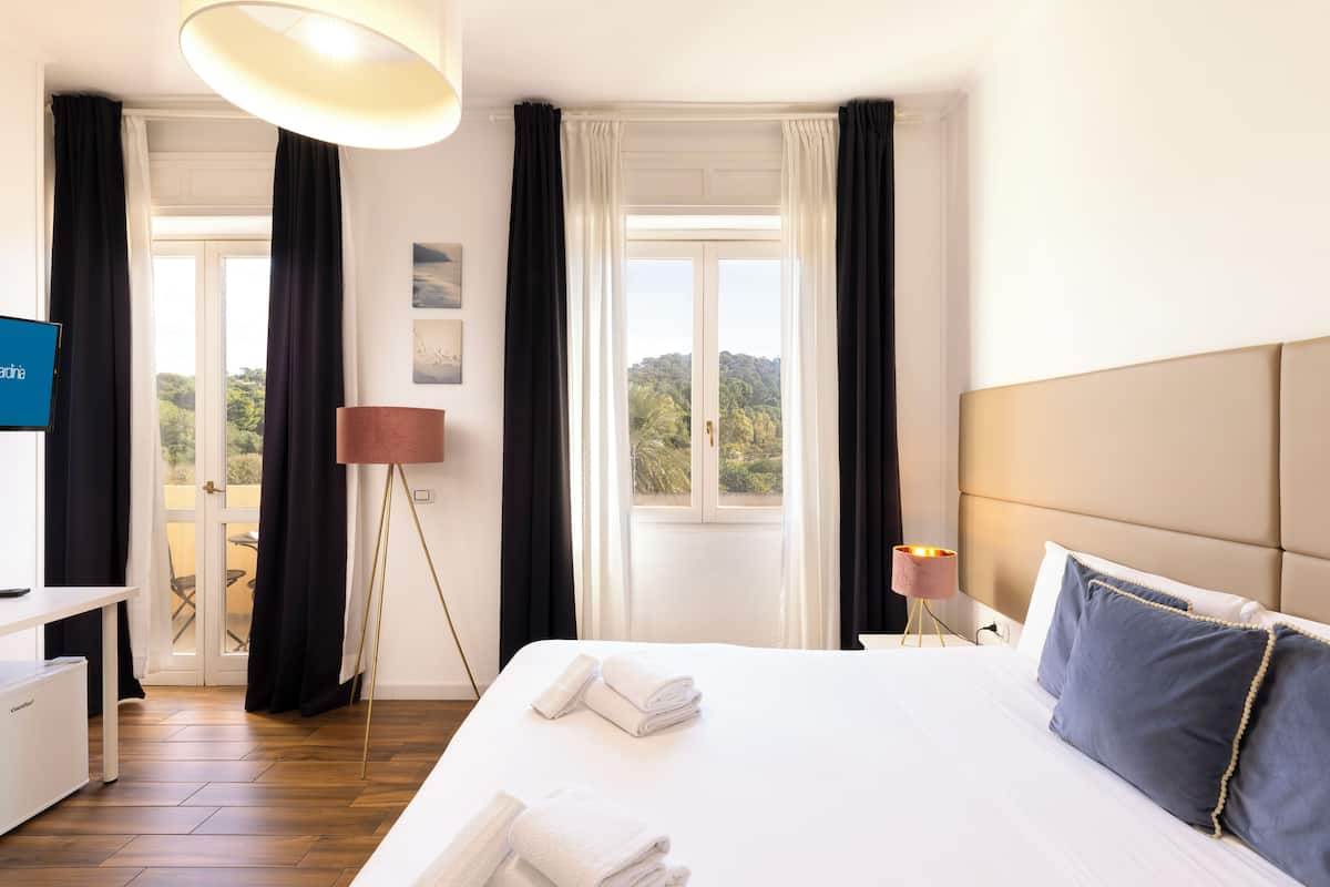 高級雙人房, 陽台 | 高級寢具、羽絨被、記憶床墊、迷你吧