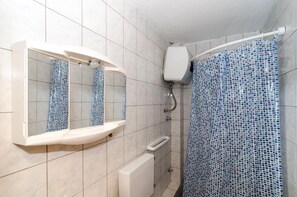 Douche, serviettes fournies