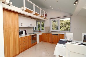 Fridge, oven, stovetop, dishwasher