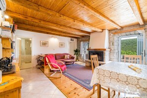 Fernseher, Kamin, Tischtennisplatte