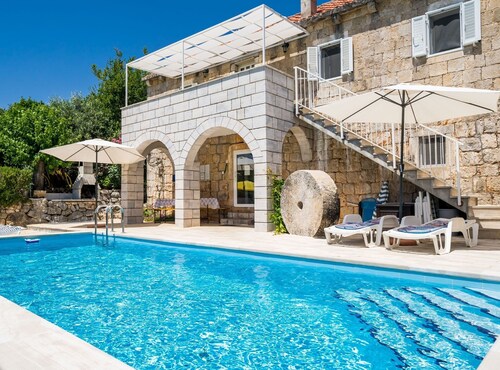 House Kočan-Four Bedroom Villa with Terrace and Swimming Pool