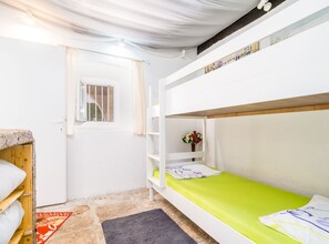 4 bedrooms, iron/ironing board, Internet, bed sheets