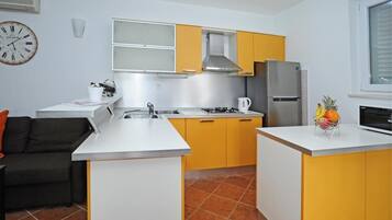 Fridge, microwave, oven, stovetop