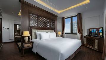 Family Room | Minibar, in-room safe, desk, laptop workspace