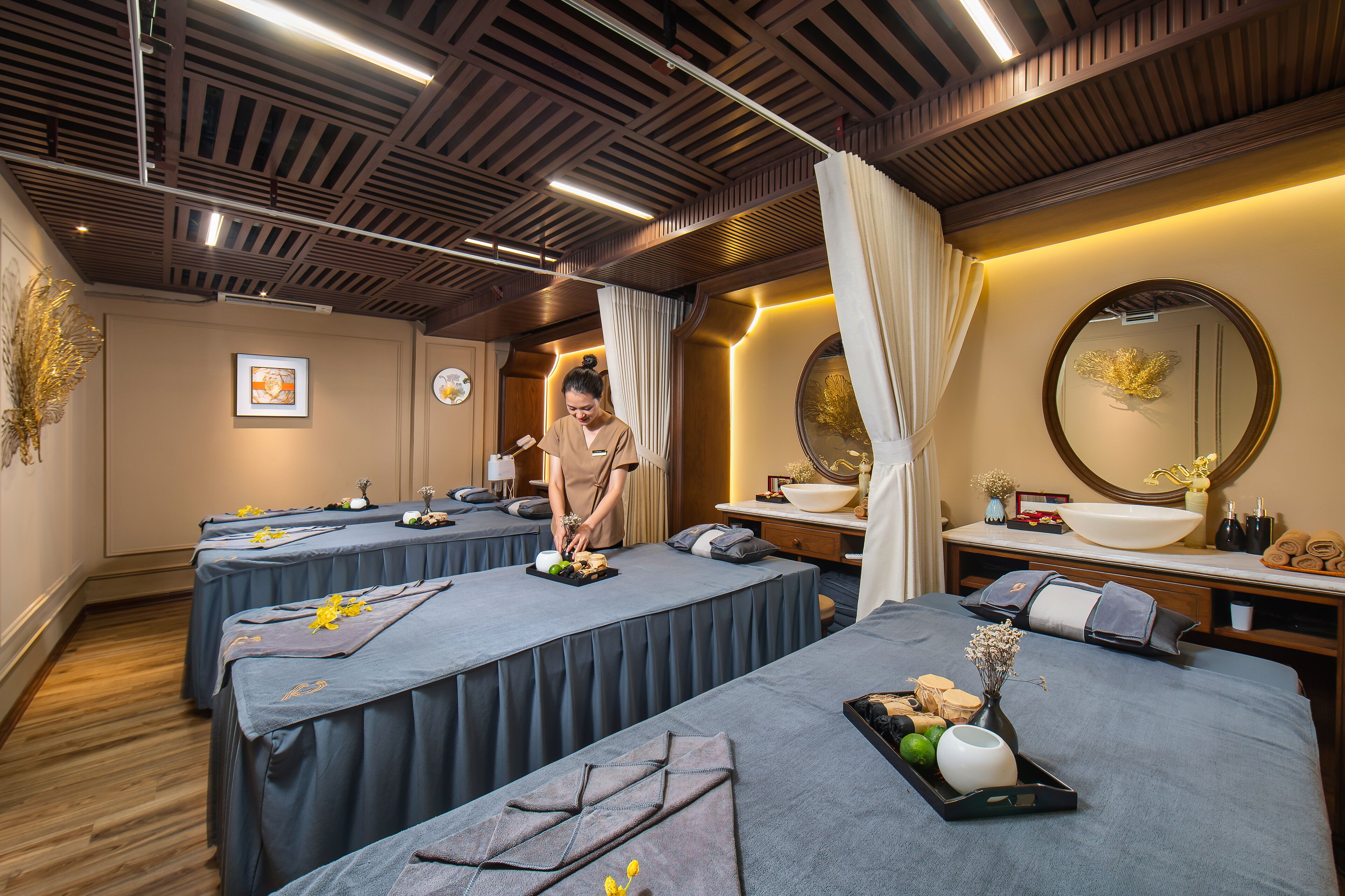 ホットストーンマッサージ、ディープティシュー マッサージ、タイ式マッサージ、ボディスクラブ、フェイシャル トリートメント、リフレクソロジー