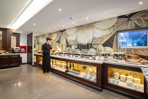 Daily buffet breakfast (VND 400000 per person)