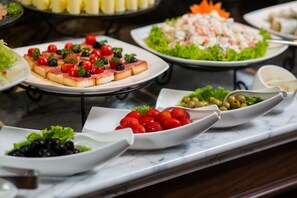 بوفيه فطور يوميًا بتكلفة قدرها (400000 VND للشخص)