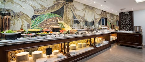 Daily buffet breakfast (VND 400000 per person)
