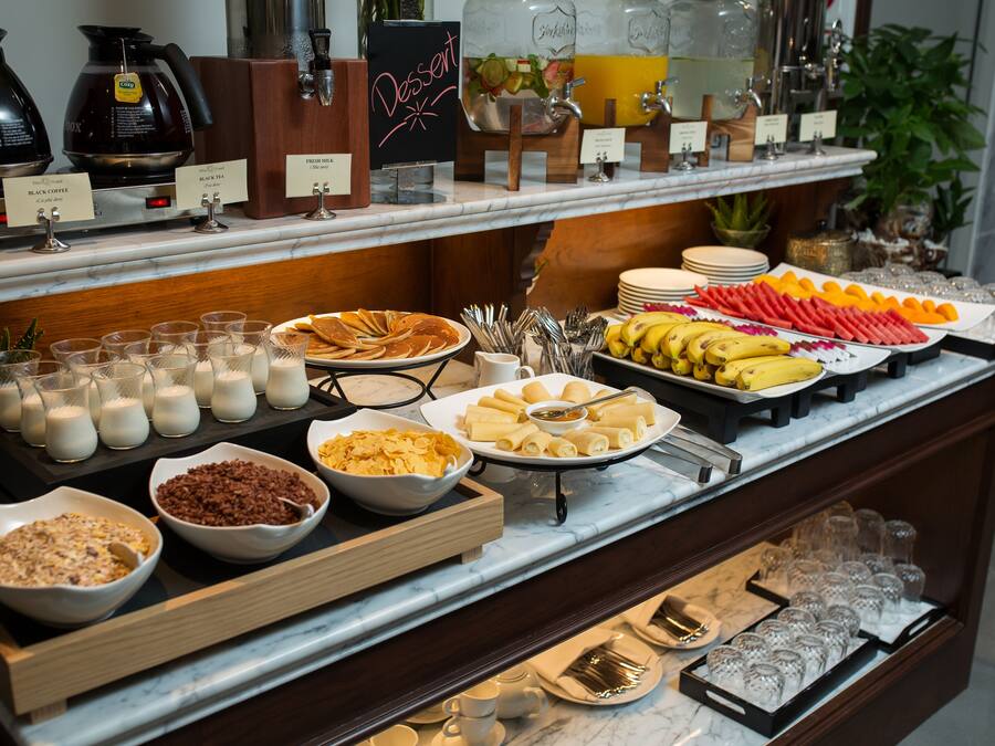 Daily buffet breakfast (VND 400000 per person)