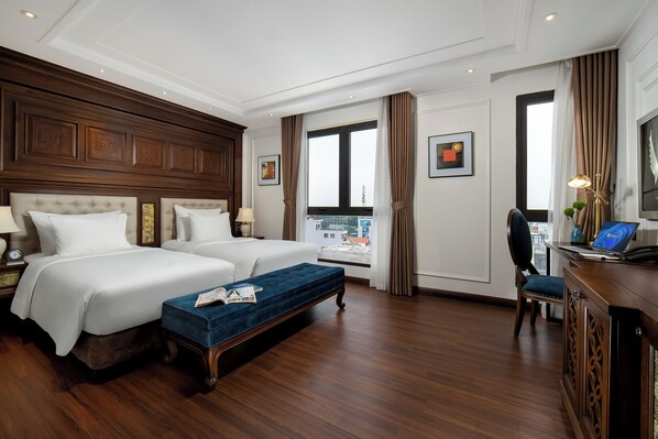 ميني بار وخزنة داخل الغرفة ومكتب ومساحة عمل للكمبيوتر المحمول