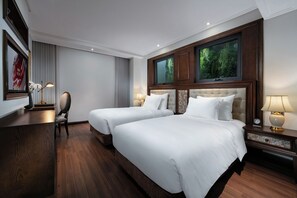 ميني بار وخزنة داخل الغرفة ومكتب ومساحة عمل للكمبيوتر المحمول