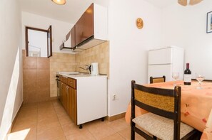 Geladeira, fogão, cooktop, talheres/pratos/utensílios de cozinha
