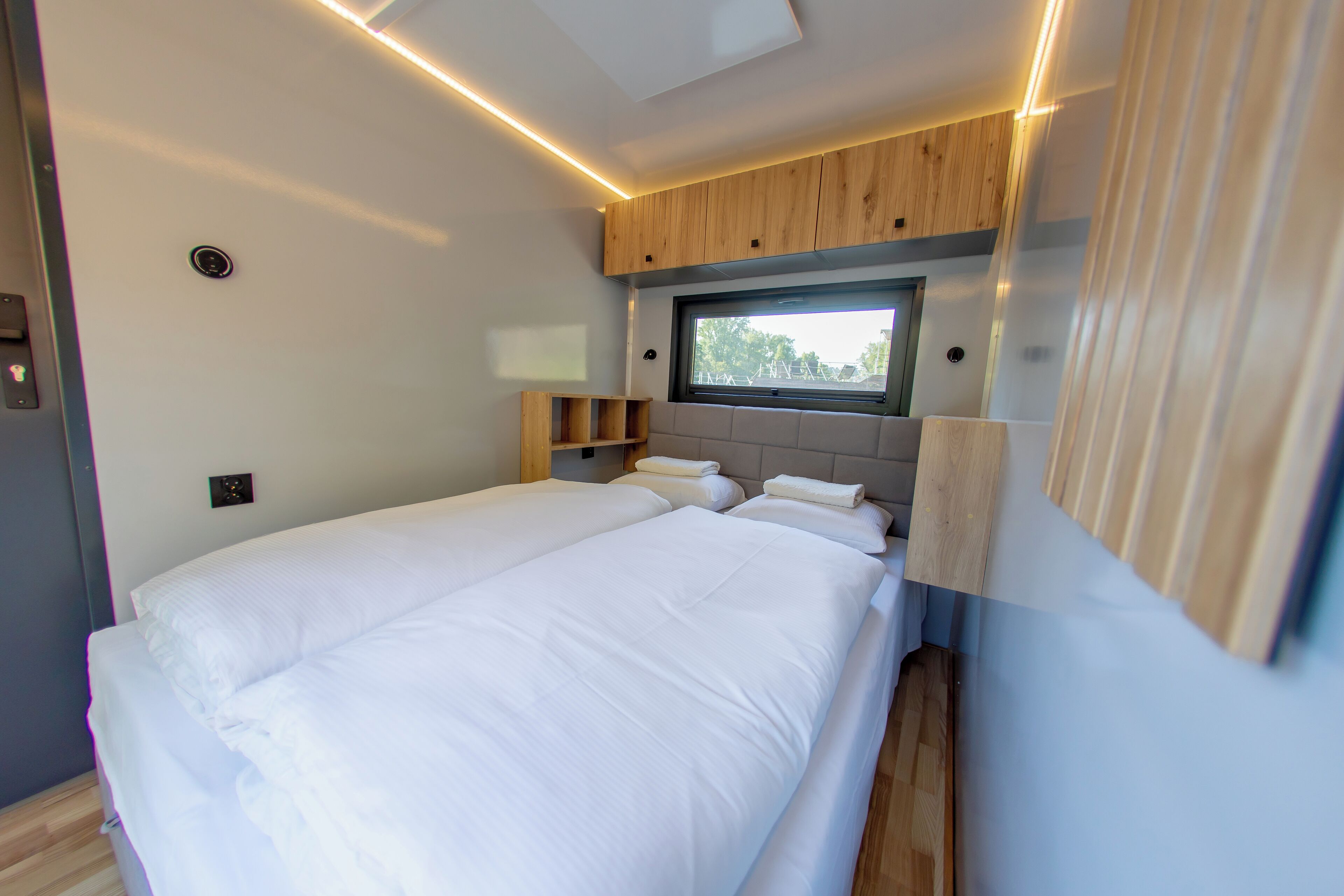 Deluxe stacaravan | Een laptopwerkplek, verduisterende gordijnen, gratis wifi, beddengoed