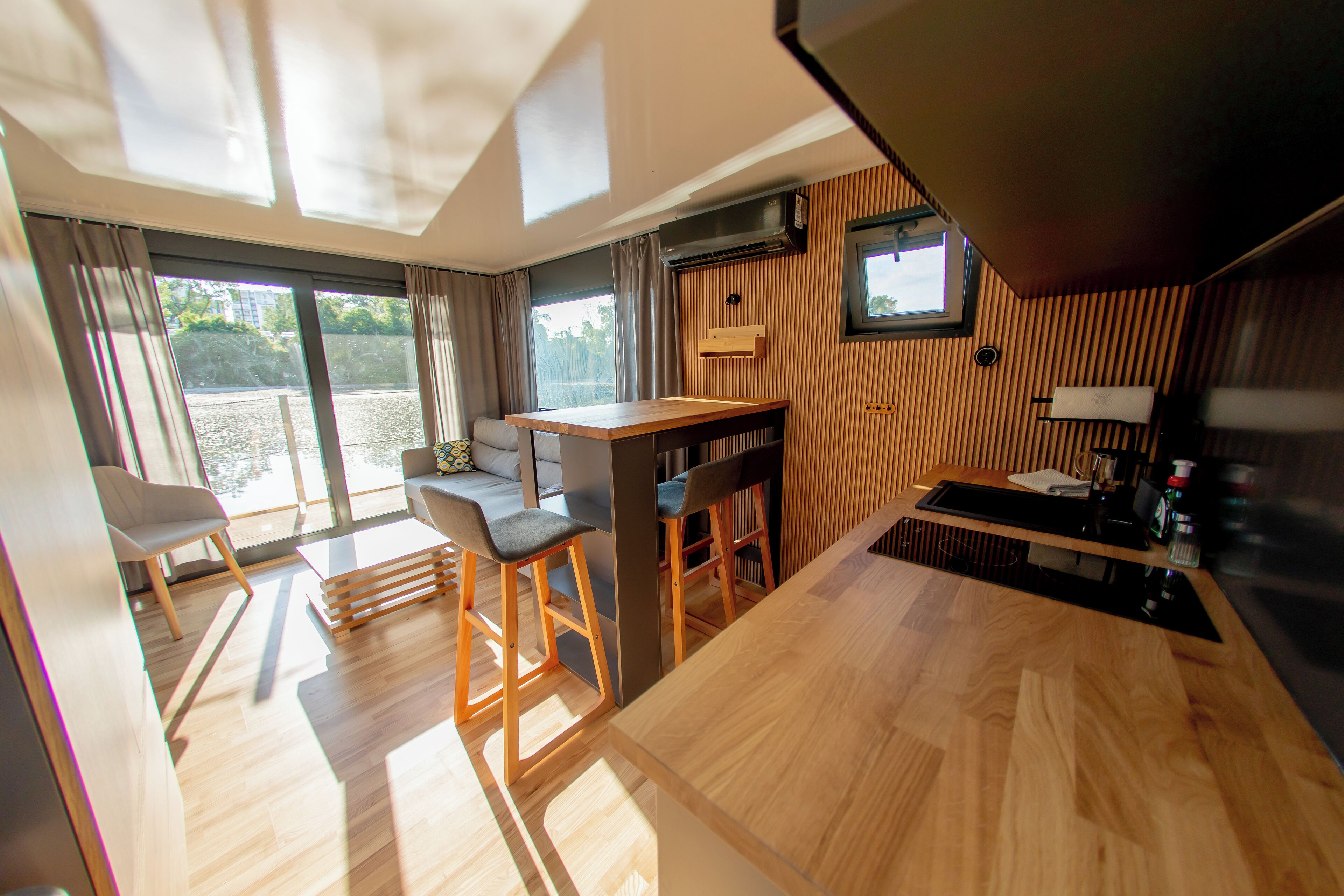 Deluxe room | Living area | Flat-screen TV