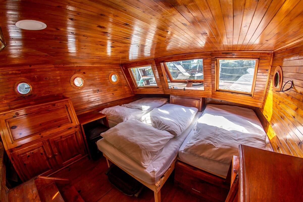 Classic Room - rentable sauna or hot tub | Espacio para trabajar con laptop, cortinas blackout y wifi gratis 