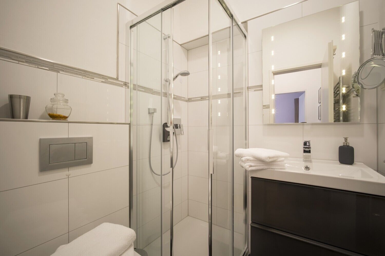 Douche, sèche-cheveux, serviettes fournies