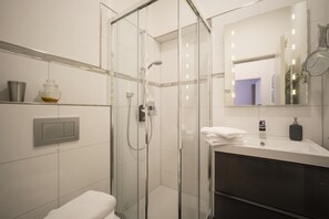 Dusche, Haartrockner, Handtücher