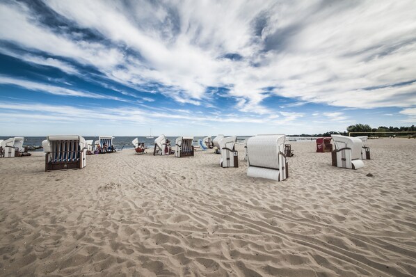 Beach nearby, sun loungers, beach towels