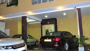 المنطقة المحيطة بالمنشأة