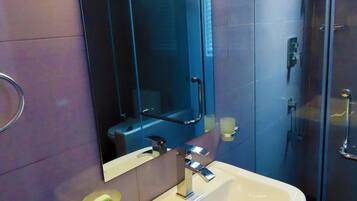 Shower, free toiletries, towels