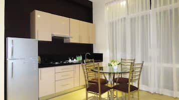 Stovetop, electric kettle, cookware/dishes/utensils