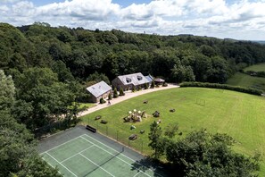 Sport court - Luxury 5 star cottage with 3 ensuite bedrooms and wet room facilities (Preston)