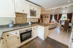 ثلاجة، ميكروويف، فرن، غسالة أطباق