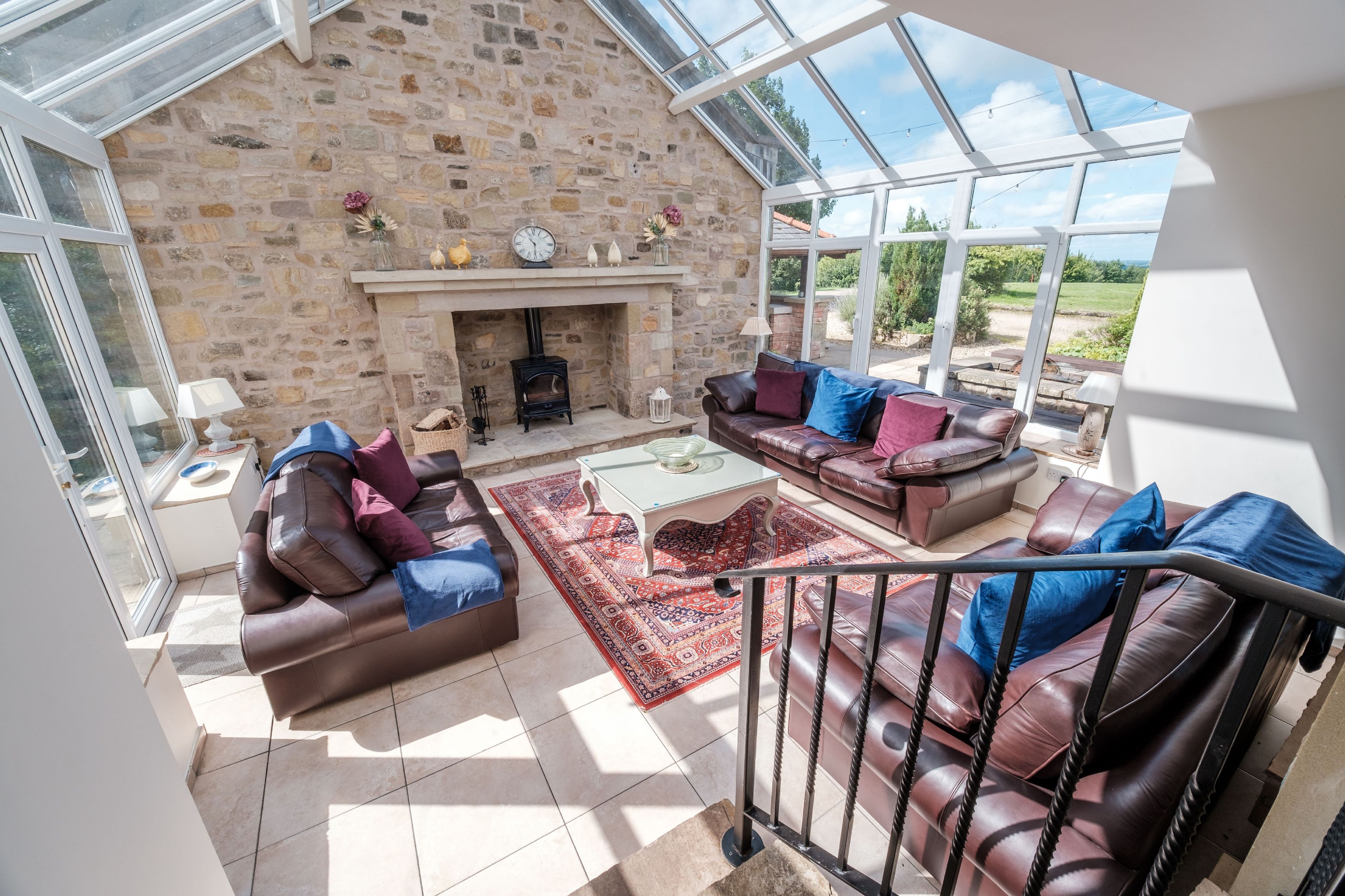 TV, peis, bøker og stereoanlegg