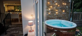 Luxury 5 star cottage with 7 bedrooms and hot tub