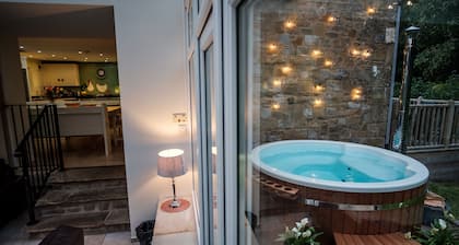 Luxury 5 star cottage with 7 bedrooms and hot tub