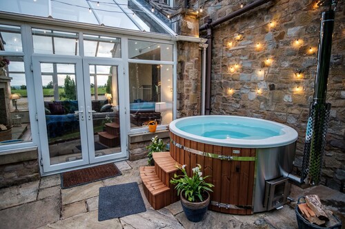 Luxury 5 star cottage with 7 bedrooms and hot tub