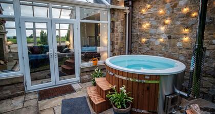 Luxury 5 star cottage with 7 bedrooms and hot tub