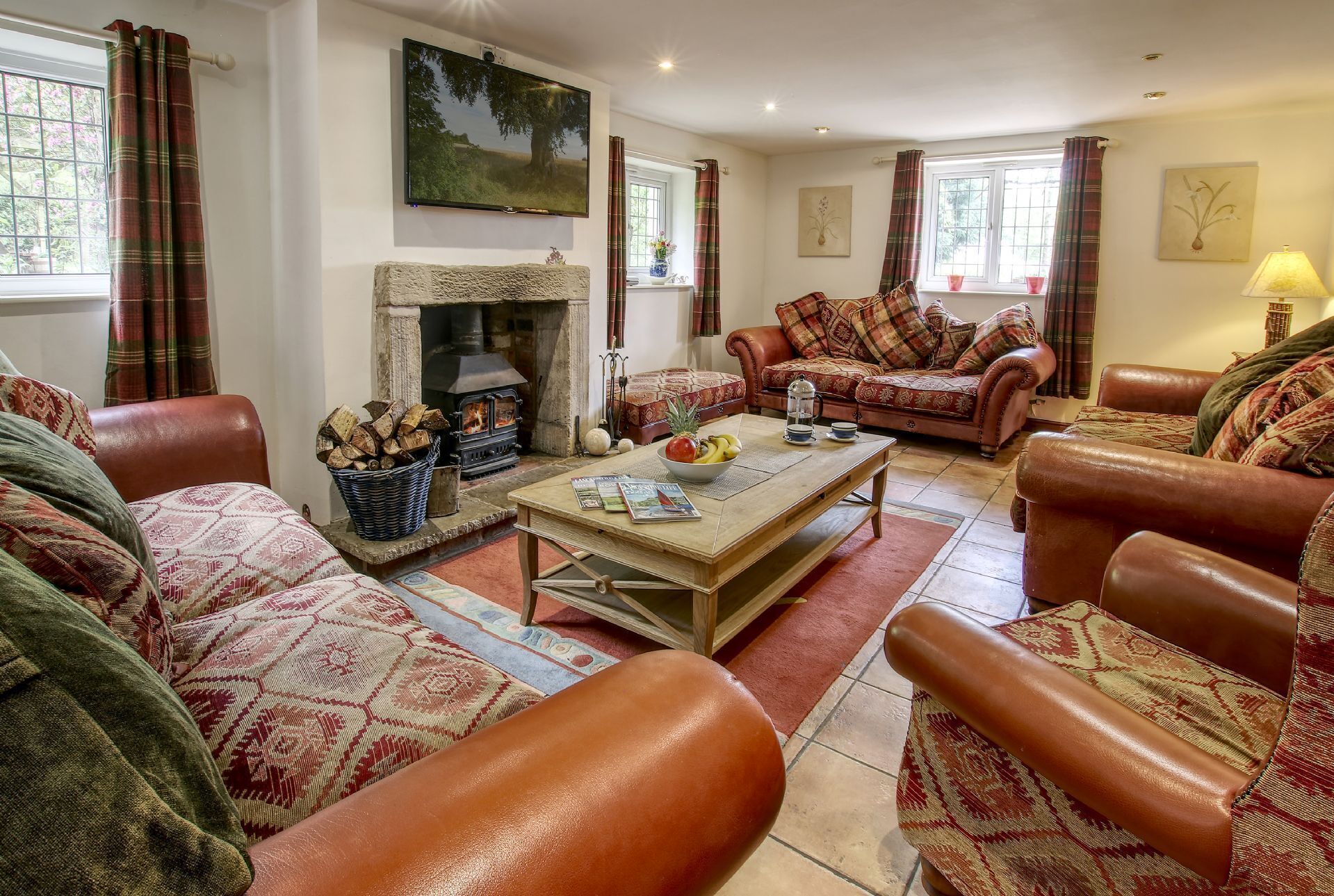 Televisio, takka, kirjoja, stereot