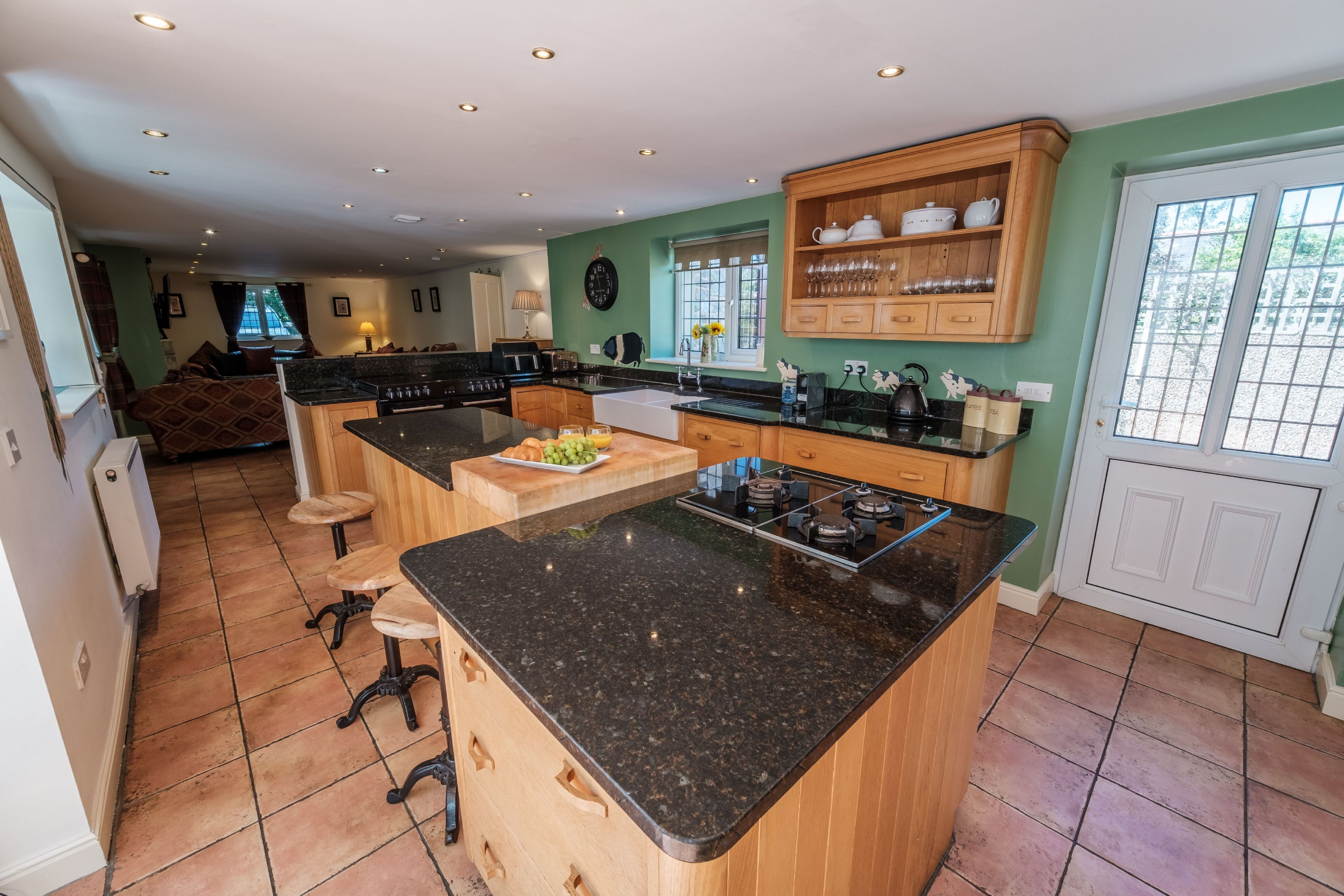 Jääkaappi, mikroaaltouuni, uuni, astianpesukone