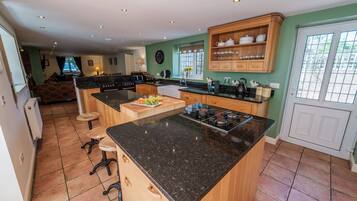 Jääkaappi, mikroaaltouuni, uuni, astianpesukone