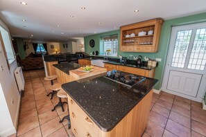 Jääkaappi, mikroaaltouuni, uuni, astianpesukone