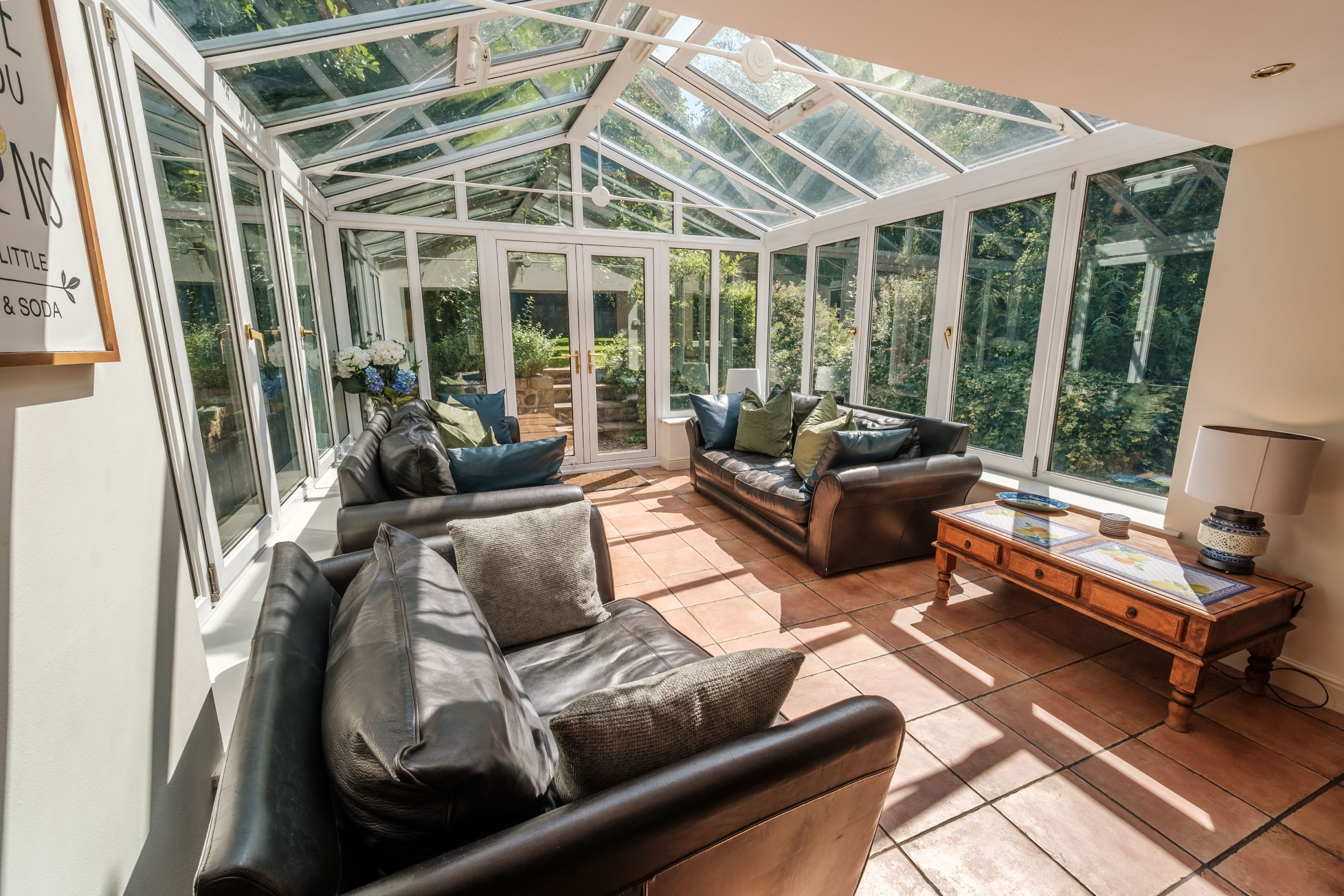 Tv, eldstad, böcker och en stereo