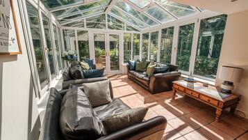 Tv, eldstad, böcker och en stereo