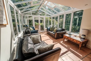 Televisio, takka, kirjoja, stereot