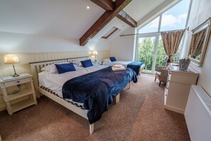 4 slaapkamers, een strijkplank/strijkijzer, internet, beddengoed