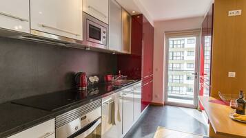 Fridge, microwave, stovetop, dishwasher
