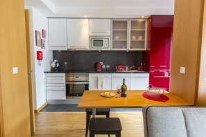 Réfrigérateur, micro-ondes, plaque de cuisson, lave-vaisselle