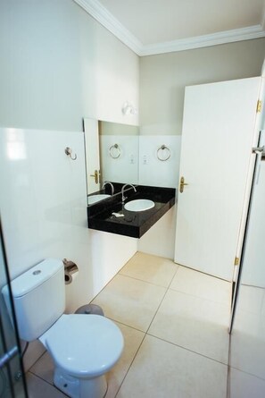 Douche, serviettes fournies, savon
