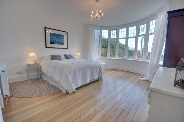 3 bedrooms, iron/ironing board, cots/infant beds, free WiFi